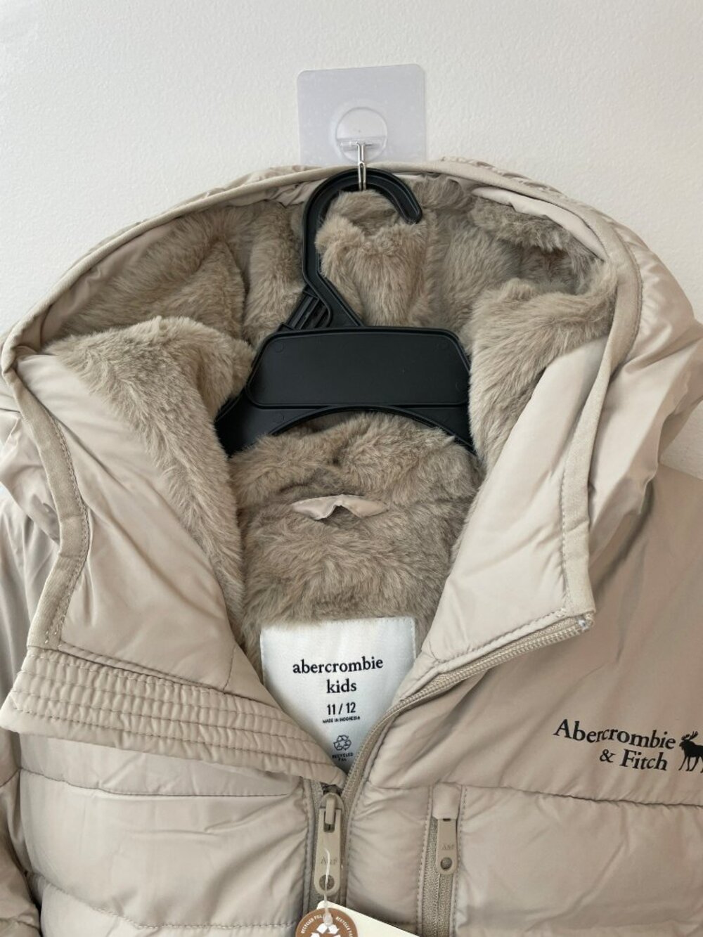 Abercrombie Kids Beige Puffer Jacket Faux Fur Lined Hooded Kids Sz 11/12 NWT - Picture 3 of 9